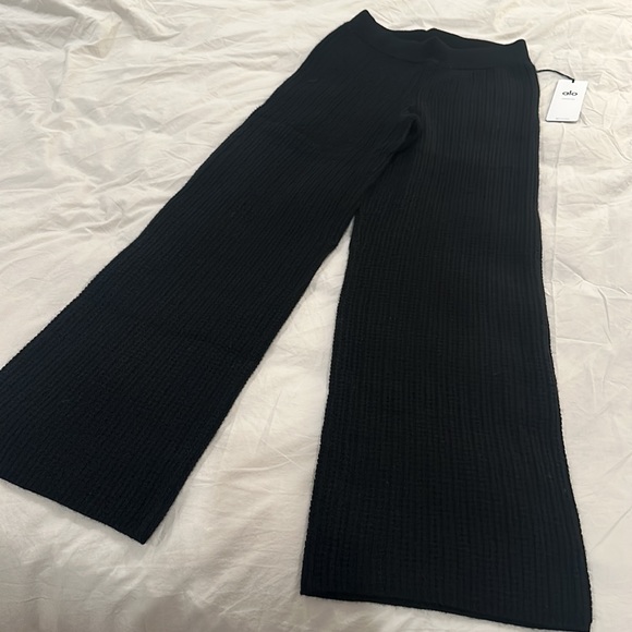 ALO YOGA - CASHMERE HIGH-WAIST PLUSH WAFFLE PANT in black - Picture 2 of 5